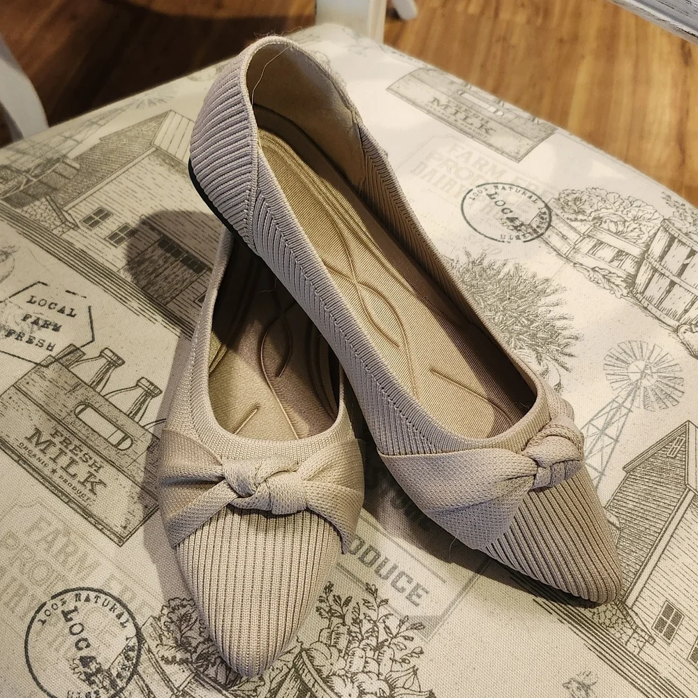 Womens Cream Pointed Toe Flats- Knit With Bow Knot Detail Sz 8 (Fit Big)